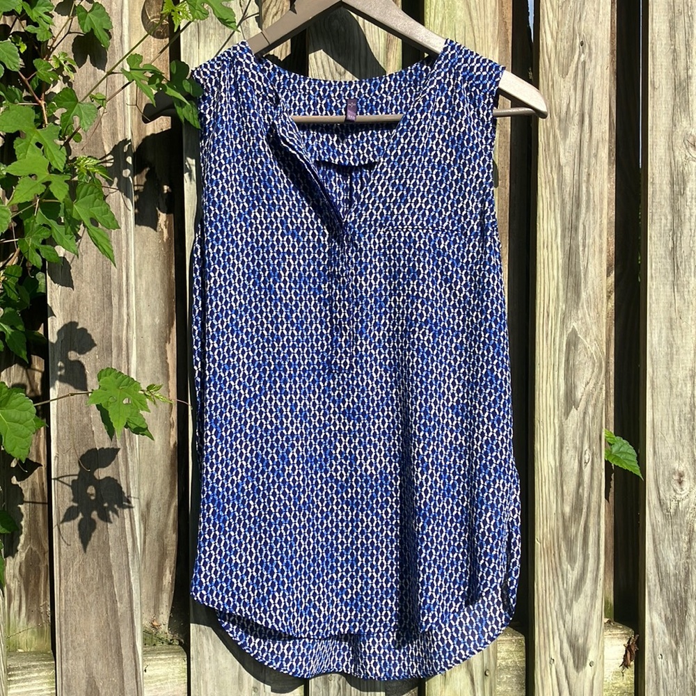 Gorgeous Sleeveless blouse blue v neck pleat detail